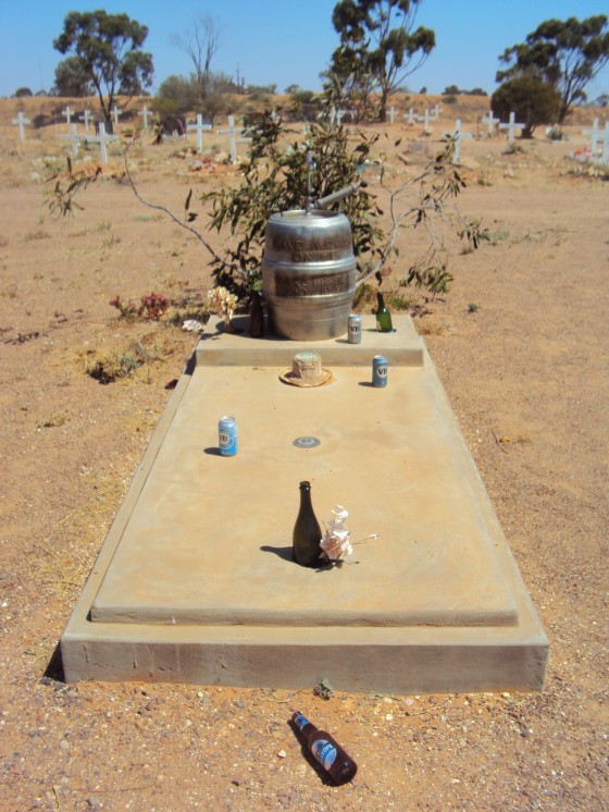 Aquí hi havia una foto d'una tomba en forma de cervesa de barril