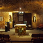 Interior cavernós d'una església subterrània; per descomptat, excavada en forma de creu