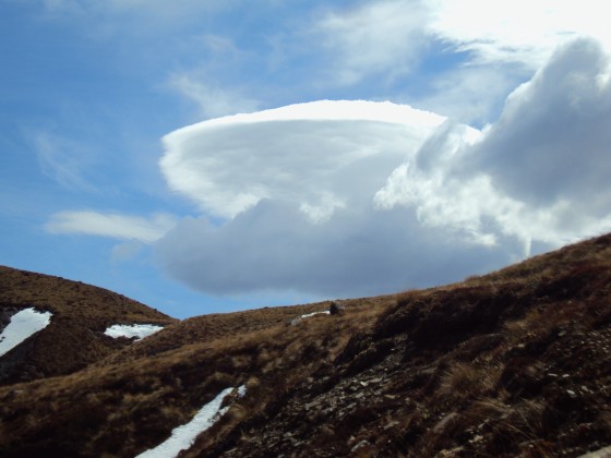Aquí hi havia una foto d'un núvol en forma de platet volador
